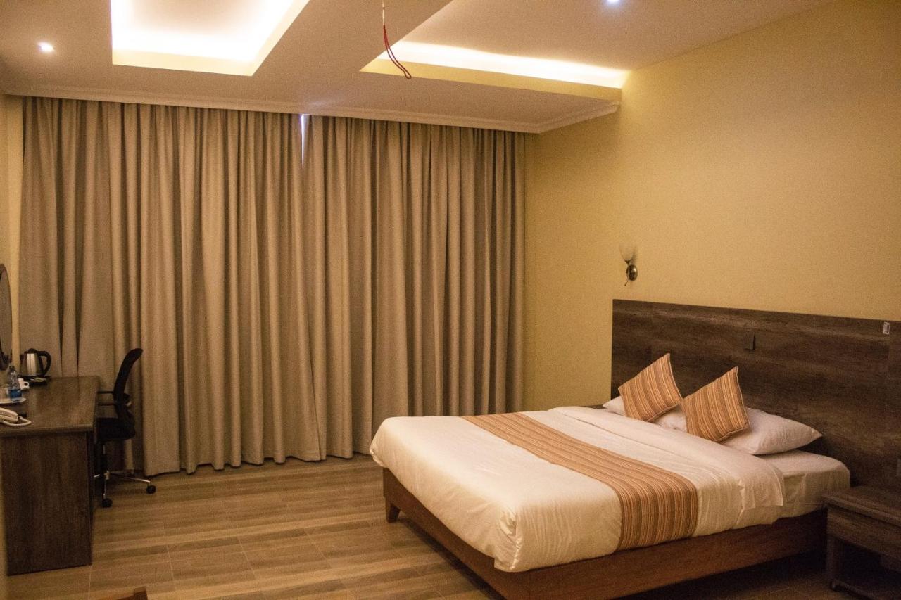 The Willis Hotel, Bomet 外观 照片